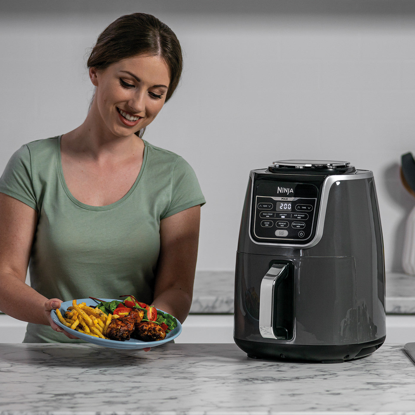 https://electro-buzz.com/cdn/shop/files/Ninja_Air_Fryer_AF160UK_chicken_plated_with_product_RGB.jpg?v=1693310124&width=1400