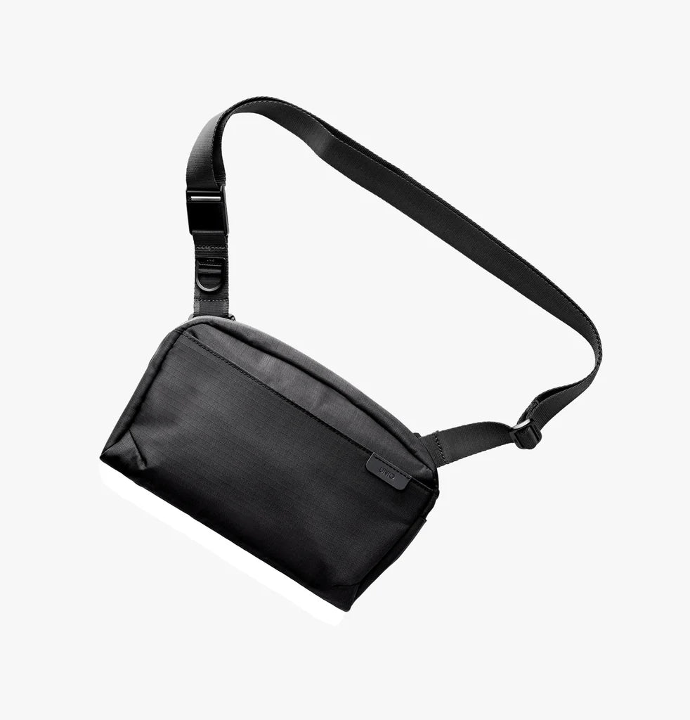 UNIQ Arden Sling Bag - Black
