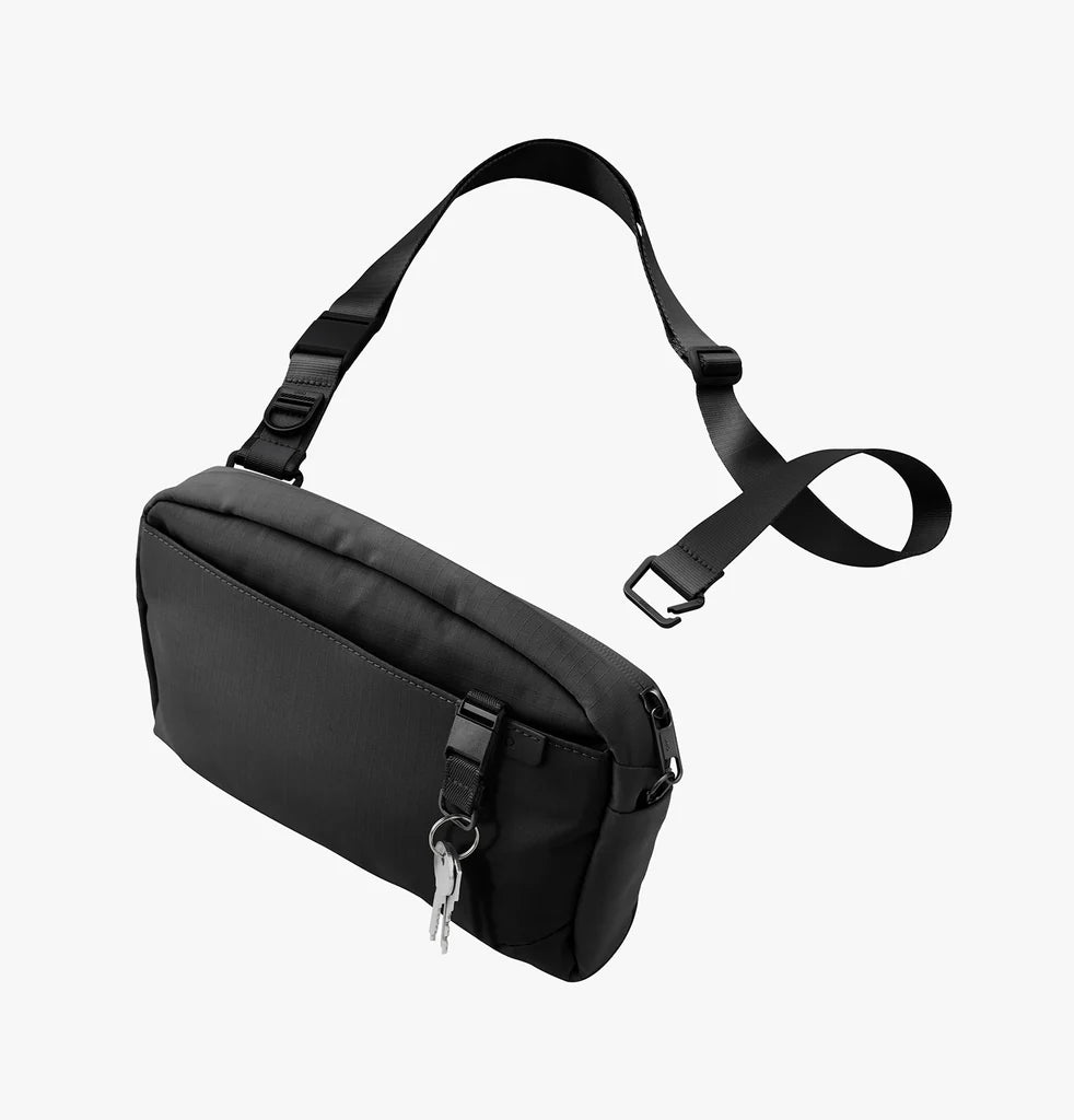 UNIQ Arden Sling Bag - Black